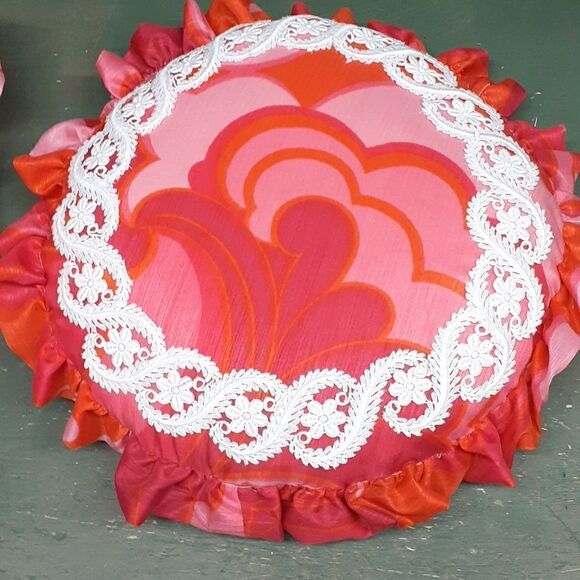 Georgous set of 2 decorator accent pillows. - Picture 2 of 7